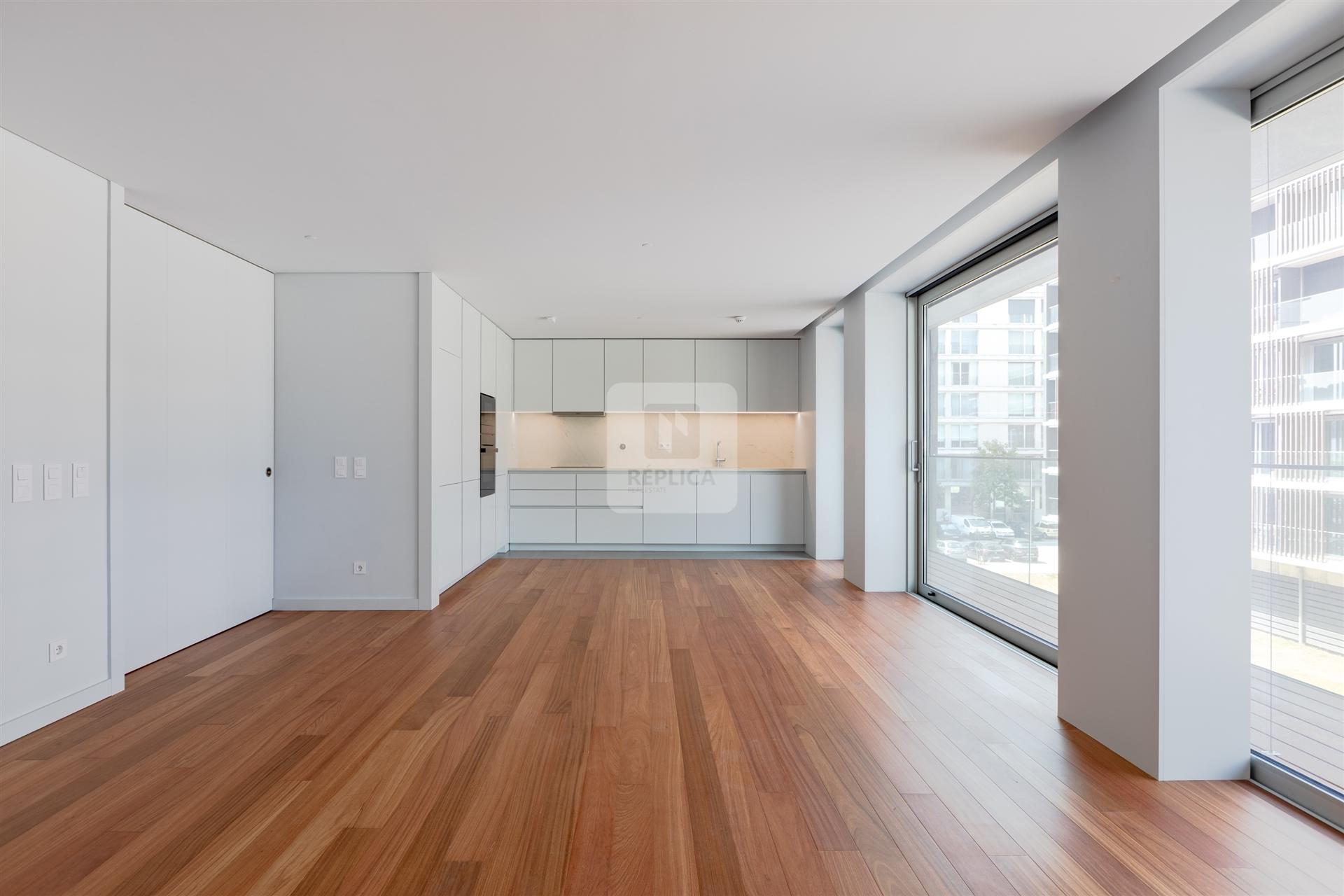 Apartamento T2 com Varanda e Garagem em Matosinhos Sul