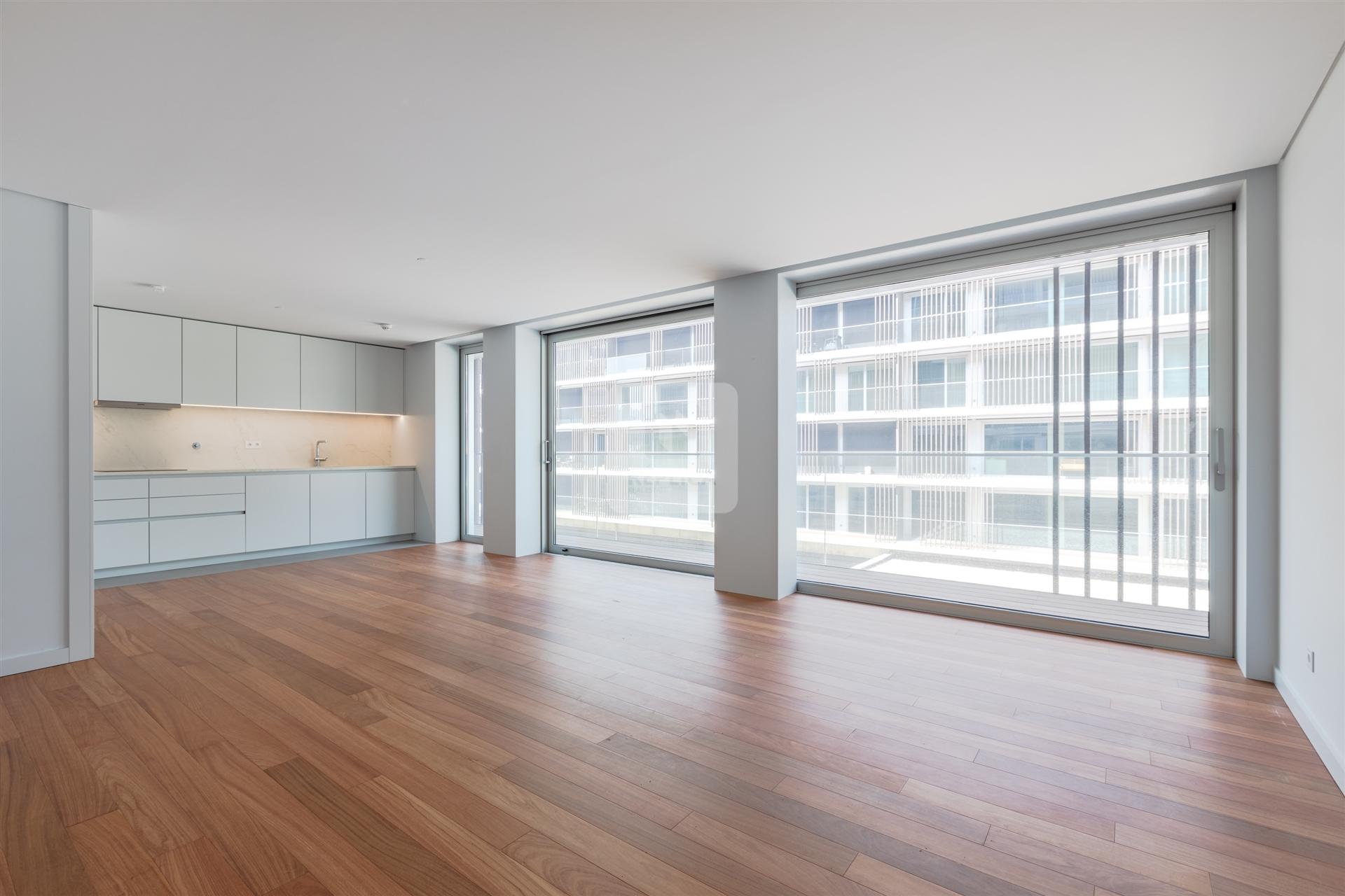 Apartamento T2 com Varanda e Garagem em Matosinhos Sul