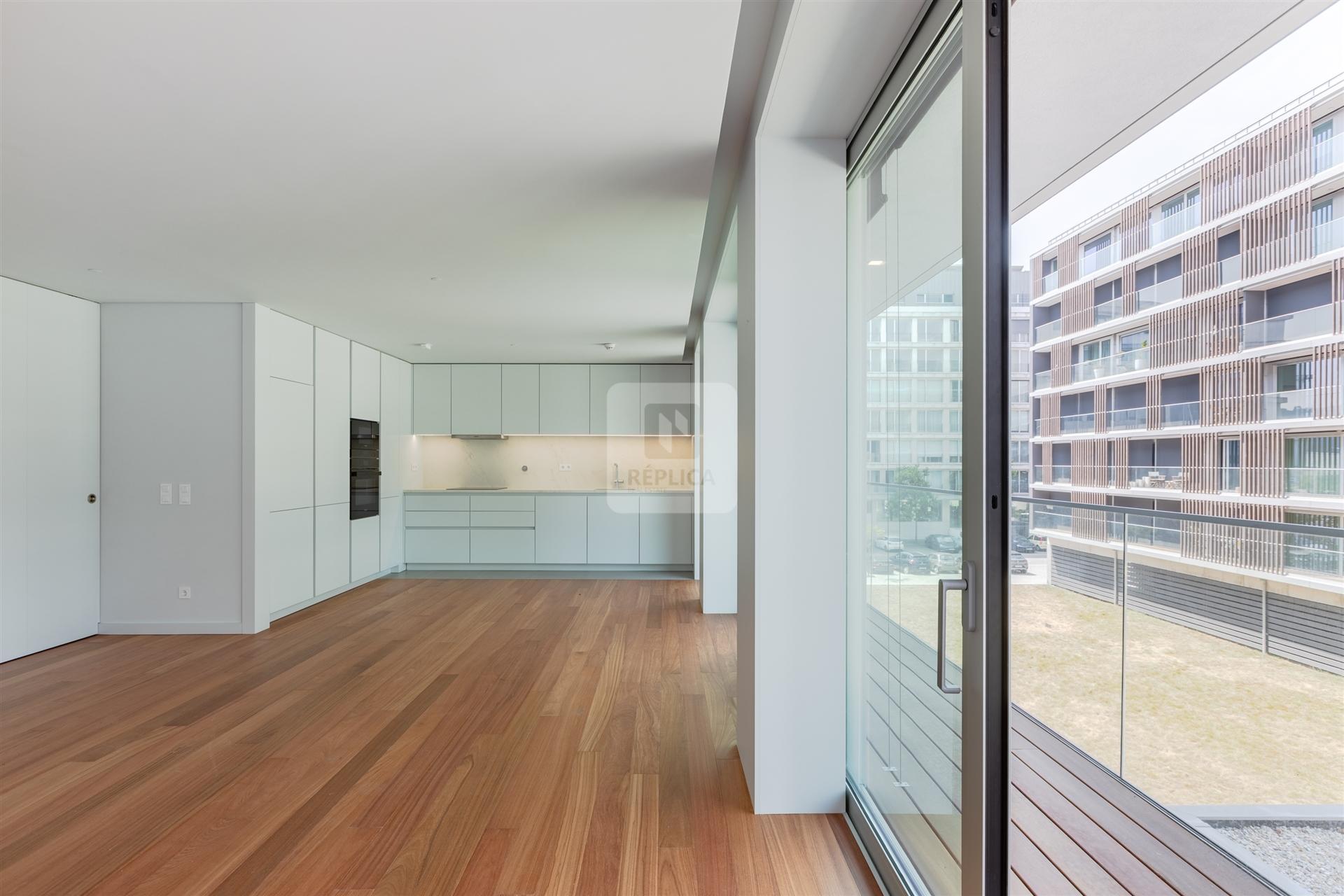 Apartamento T2 com Varanda e Garagem em Matosinhos Sul