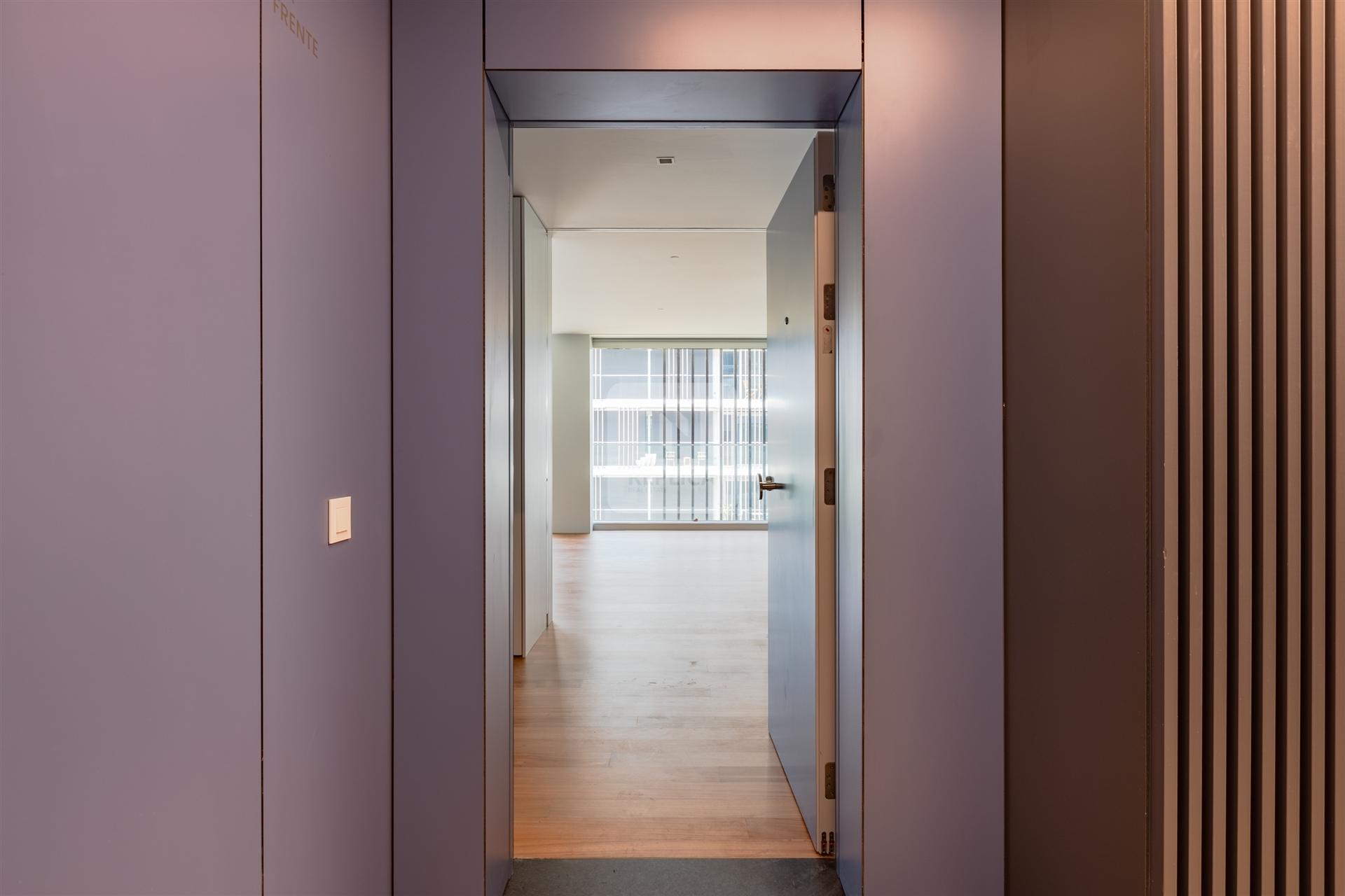 Apartamento T2 com Varanda e Garagem em Matosinhos Sul