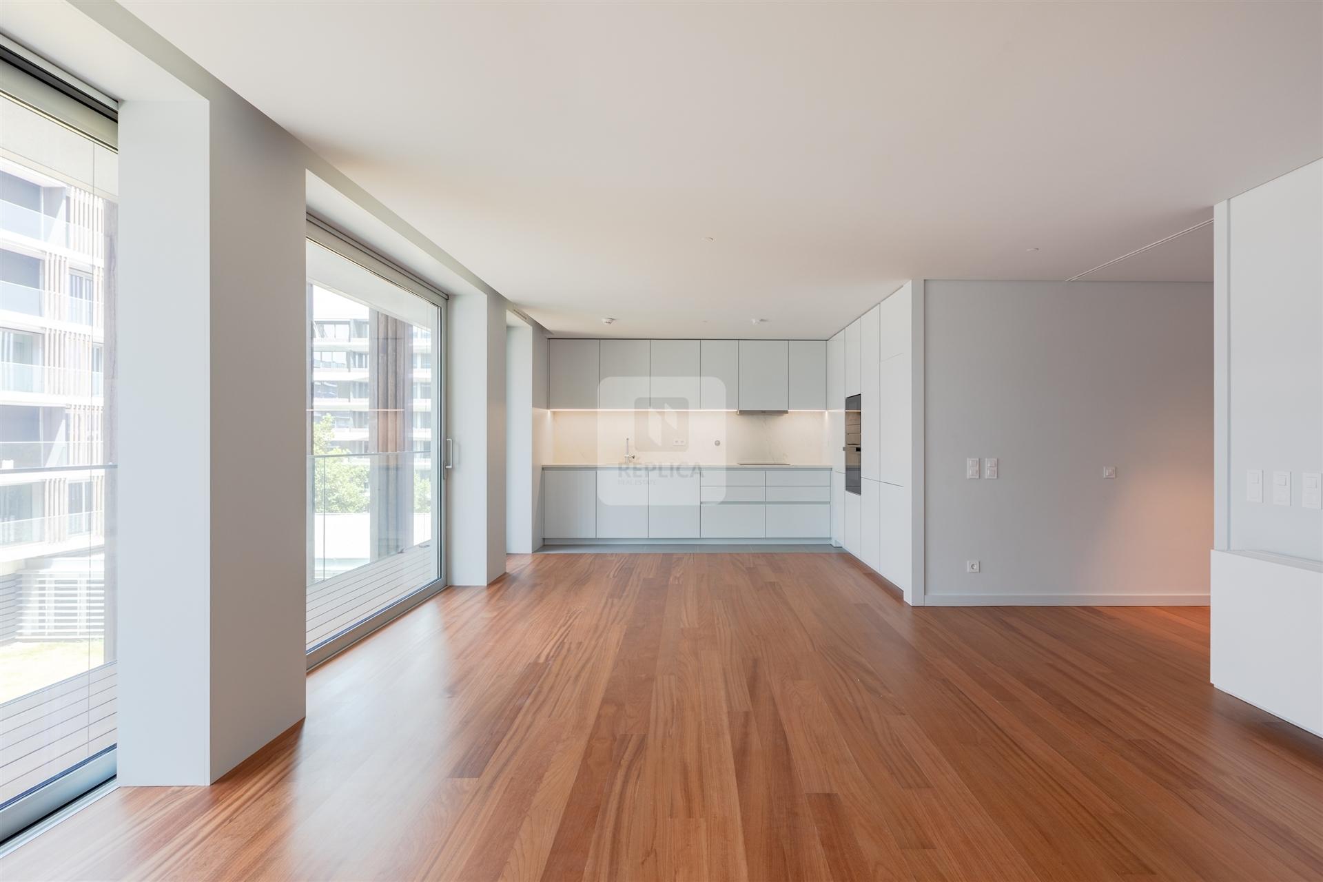 Apartamento T2 com Varanda e Garagem em Matosinhos Sul