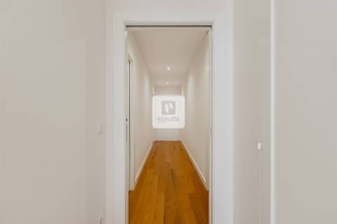 Apartamento T2 com varandas e garagem no Padrão da Légua