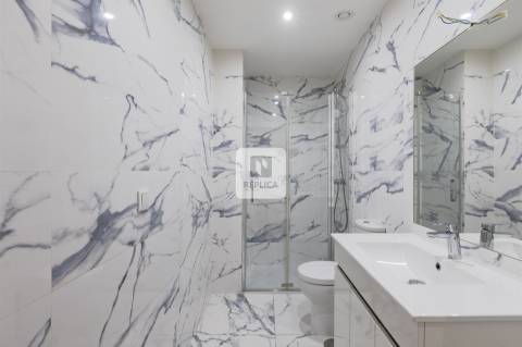 Apartamento T2 com varandas e garagem no Padrão da Légua