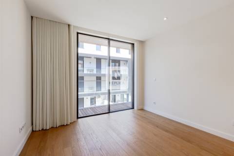 Apartamento T2 com varandas e garagem no Padrão da Légua