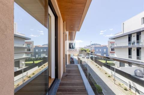 Apartamento T2 com varandas e garagem no Padrão da Légua