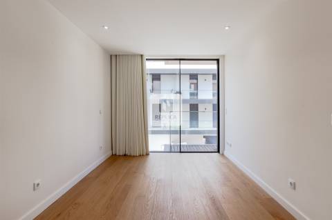 Apartamento T2 com varandas e garagem no Padrão da Légua