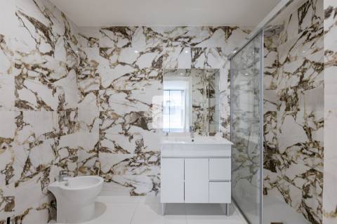 Apartamento T2 com varandas e garagem no Padrão da Légua