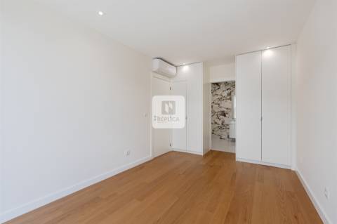 Apartamento T2 com varandas e garagem no Padrão da Légua