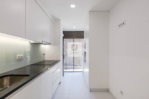 Apartamento T2 com varandas e garagem no Padrão da Légua