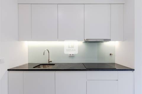 Apartamento T2 com varandas e garagem no Padrão da Légua