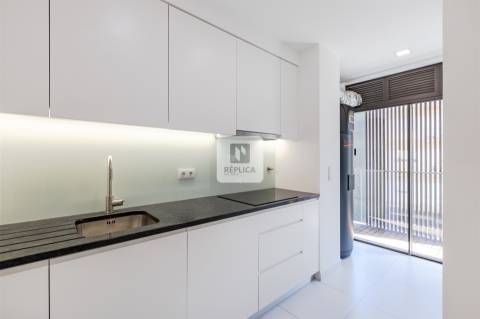 Apartamento T2 com varandas e garagem no Padrão da Légua