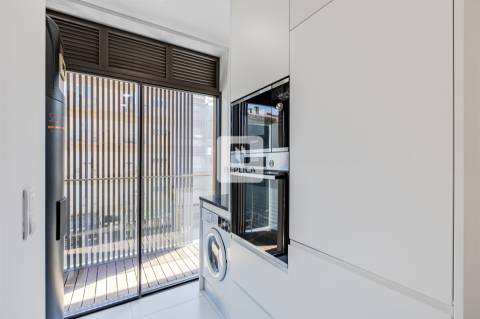 Apartamento T2 com varandas e garagem no Padrão da Légua