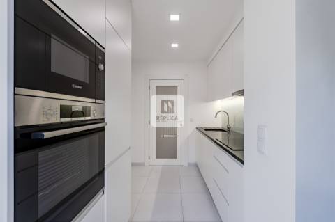 Apartamento T2 com varandas e garagem no Padrão da Légua