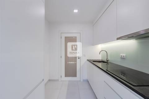 Apartamento T2 com varandas e garagem no Padrão da Légua