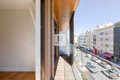 Apartamento T2 com varandas e garagem no Padrão da Légua