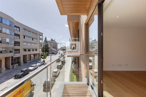 Apartamento T2 com varandas e garagem no Padrão da Légua