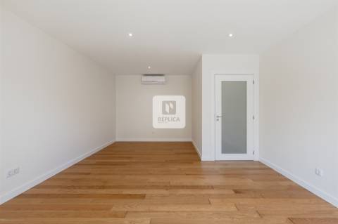 Apartamento T2 com varandas e garagem no Padrão da Légua