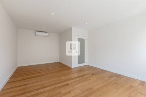 Apartamento T2 com varandas e garagem no Padrão da Légua