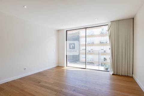 Apartamento T2 com varandas e garagem no Padrão da Légua