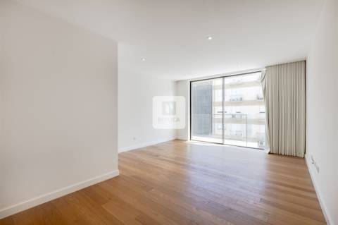 Apartamento T2 com varandas e garagem no Padrão da Légua