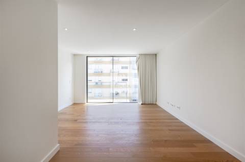 Apartamento T2 com varandas e garagem no Padrão da Légua