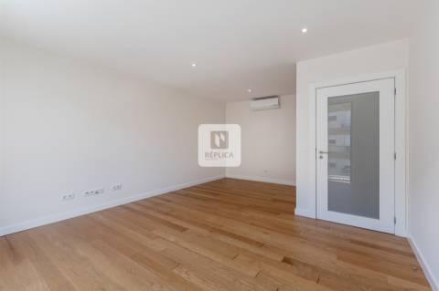 Apartamento T2 com varandas e garagem no Padrão da Légua