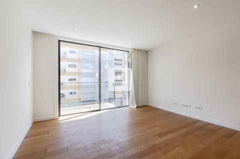 Apartamento T2 com varandas e garagem no Padrão da Légua