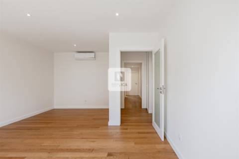 Apartamento T2 com varandas e garagem no Padrão da Légua