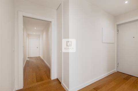 Apartamento T2 com varandas e garagem no Padrão da Légua