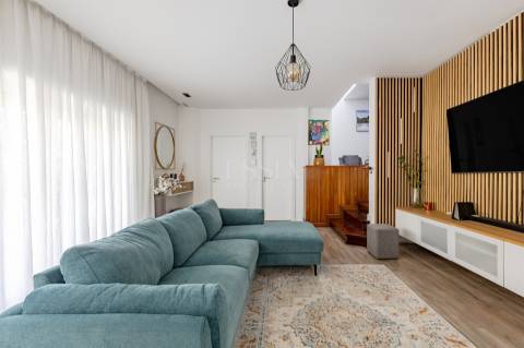 Moradia T4 Dúplex Remodelada em Águas Santas