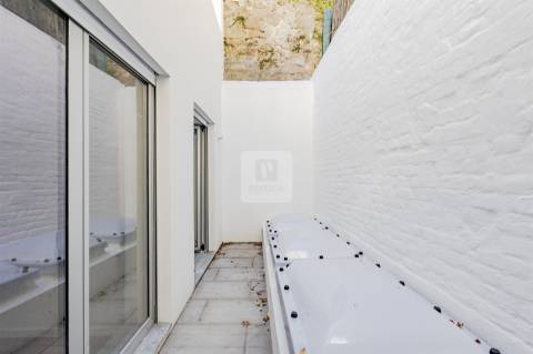 Moradia Triplex T3+1 com Varandas e Garagem no Marquês