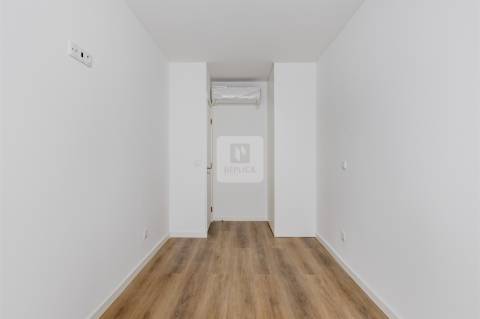 Moradia Triplex T3+1 com Varandas e Garagem no Marquês