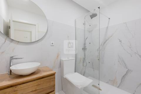 Moradia Triplex T3+1 com Varandas e Garagem no Marquês