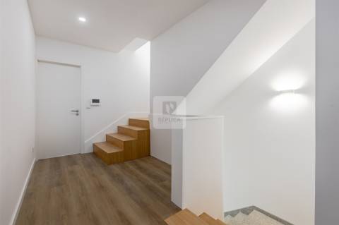 Moradia Triplex T3+1 com Varandas e Garagem no Marquês