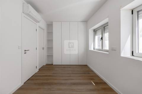 Moradia Triplex T3+1 com Varandas e Garagem no Marquês