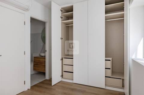 Moradia Triplex T3+1 com Varandas e Garagem no Marquês