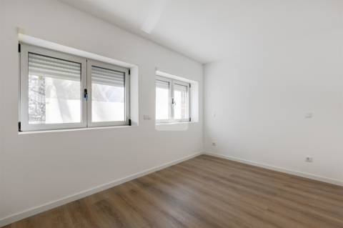 Moradia Triplex T3+1 com Varandas e Garagem no Marquês