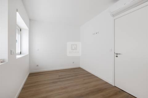 Moradia Triplex T3+1 com Varandas e Garagem no Marquês