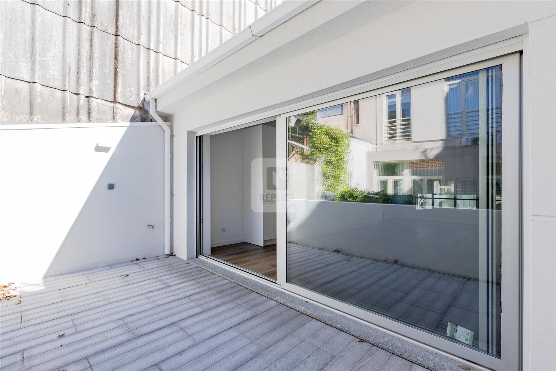 Moradia Triplex T3+1 com Varandas e Garagem no Marquês