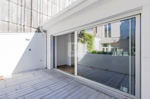 Moradia Triplex T3+1 com Varandas e Garagem no Marquês