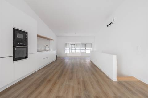 Moradia Triplex T3+1 com Varandas e Garagem no Marquês