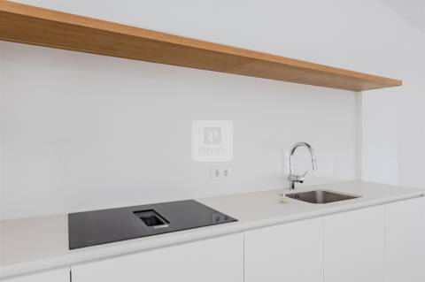 Moradia Triplex T3+1 com Varandas e Garagem no Marquês