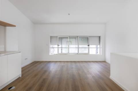 Moradia Triplex T3+1 com Varandas e Garagem no Marquês