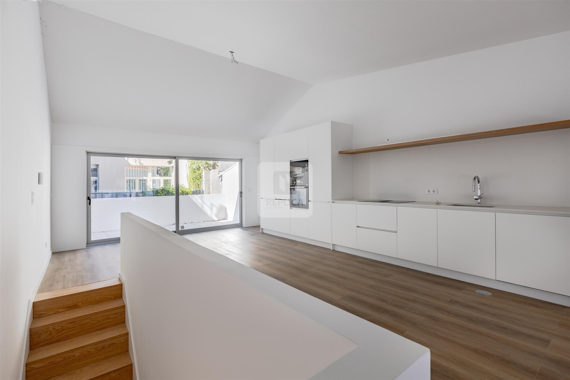 Moradia Triplex T3+1 com Varandas e Garagem no Marquês