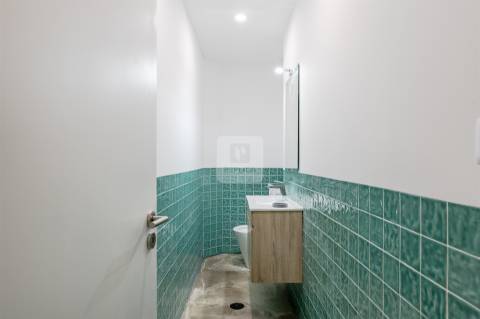 Moradia Triplex T3+1 com Varandas e Garagem no Marquês