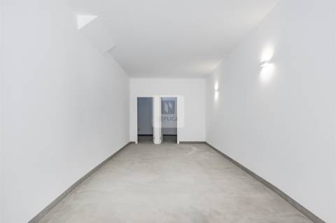 Moradia Triplex T3+1 com Varandas e Garagem no Marquês