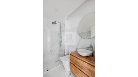 Moradia Triplex T3+1 com Varandas e Garagem no Marquês