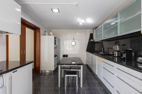 Moradia T3+1 Mobilada no Centro Histórico do Porto com Vistas para Rio Douro