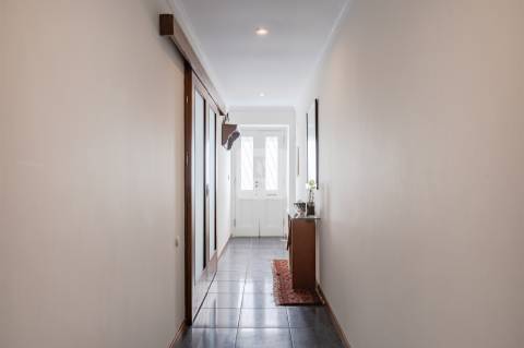 Moradia T3+1 Mobilada no Centro Histórico do Porto com Vistas para Rio Douro