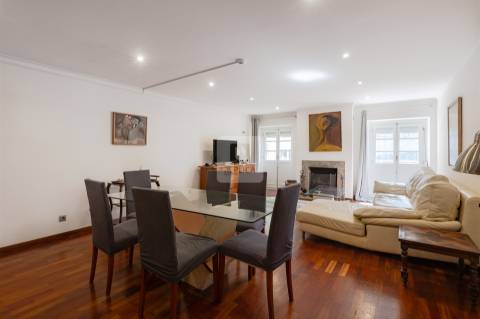 Moradia T3+1 Mobilada no Centro Histórico do Porto com Vistas para Rio Douro